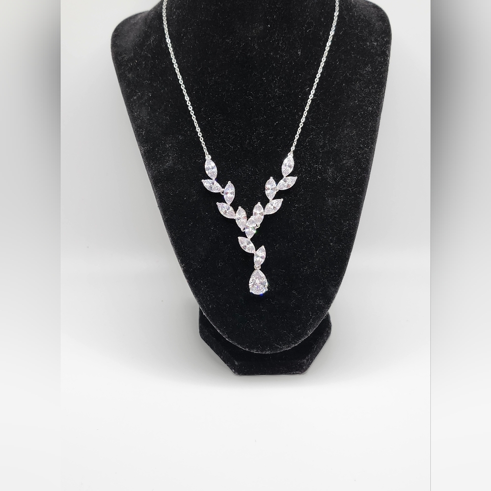 ANOTHER STUNNING Rhinestone Vintage necklace!  SERIOUSLY SPARKLES like crazy
